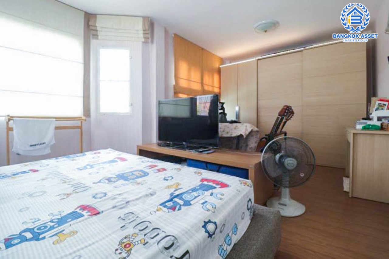 *****บ้านแฝดมือสอง ม.ชวนชื่นกรีนพาร์ค คู้บอน เนื้อที่กว้างขวางมากถึง 37.1 ตร.ว. ฟังก์ชัน 3 ห้องนอน 2 ห้องน้ำ จอดรถได้ 2 คัน บ้านสวย พร้อมเข้าอยู่ได้ทันที! ตั้งบนทำเลแห่งการเดินทาง ใกล้รถไฟฟ้าสายสีชมพู "สถานีคู้บอน" จุดขึ้นทางด่วน "รามอินทรา-เอกมัย" และแฟชั่นไอส์แลนด์